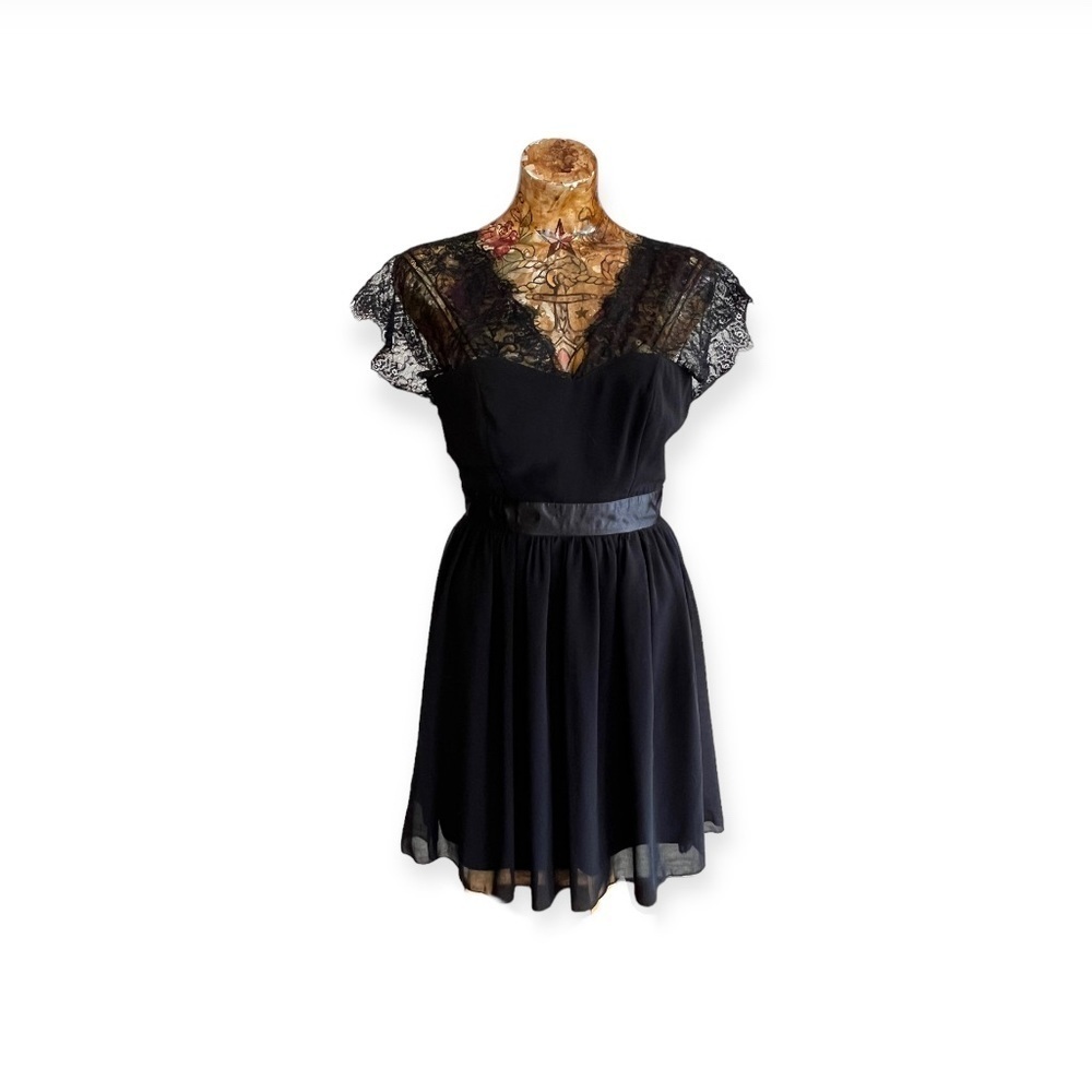 Chic Black Lace Mini Dress
